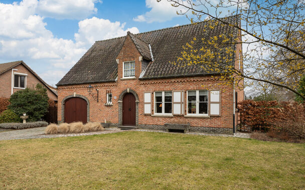 Deze villa is gelegen net buiten de dorpskern van Halle.
Ruime inkom met vestiaire en gastentoilet. De leefruimte (ca 43m²) heeft een echte Boomse tegelvloer en statige openhaard. Aansluitend hebben we de keuken met doorgang naar de inpandige garage/wasp