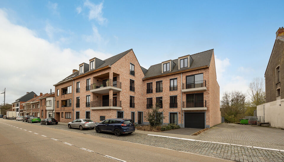 Recent luxe doorzonappartement op wandelafstand van de dorpskern.

Het appartement is gelegen op de 2de verdieping van een recent gebouw (2020) en heeft een breedte van maar liefst 13 meter. De inkom, lift en alle verdere doorgangen zijn rolstoelvriendeli
