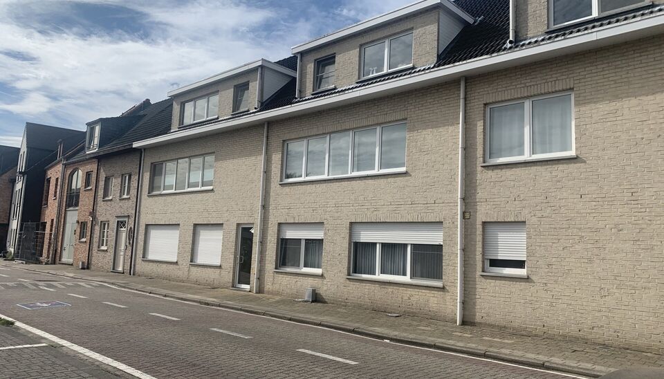 Rustig gelegen dakappartment. 
Gelegen op de 2de verdieping met zicht op de bloemenwijk van Halle.
Inkom met mogelijkheid van vestiaire. Lichtrijke leefruime op keramische tegelvloer met open keuken en doorgang naar het grote
zonneterras (ca 21m²). De ba