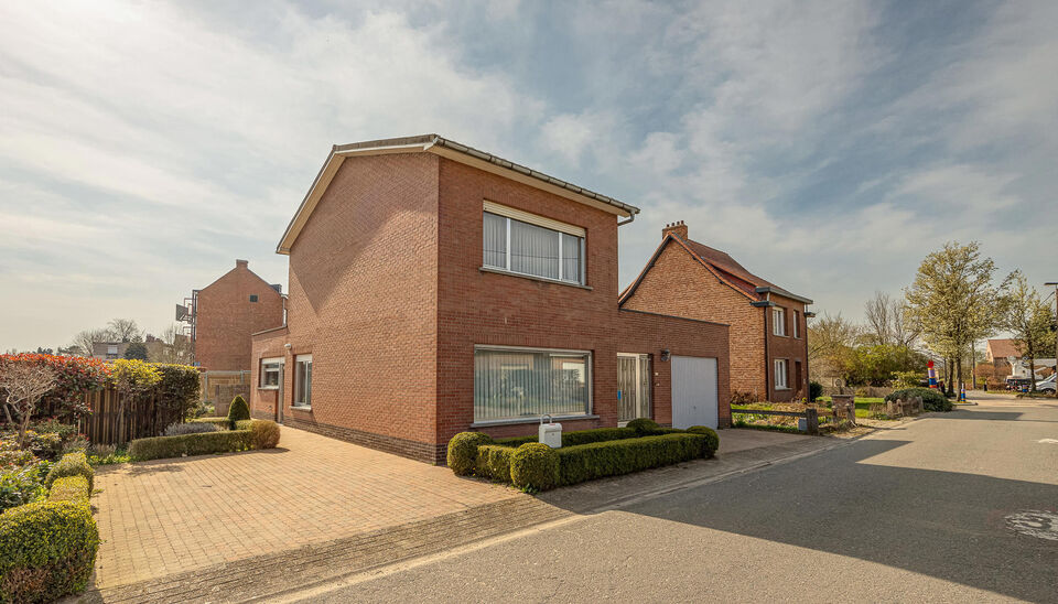 Deze goed onderhouden woning is gelegen op wandelafstand van de dorpskern van Broechem.
Lichtrijke leefruimte op travertin vloer en aangrenzende  ruime eetkeuken voorzien van toestellen
én met doorgang naar het zonterras en tuin.
Op het gelijkvloers is e