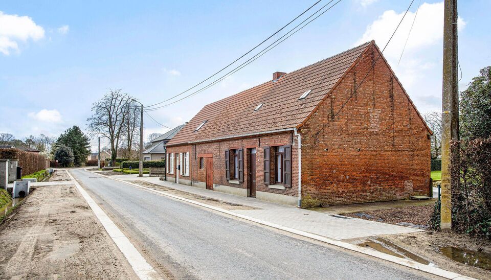 Sympathieke halfopen hoeve.
Deze woning is gelegen net buiten de dorpskern van Westmalle.
Na een grondige renovatie krijg je een woning met een
lichtrijke en ruime leefruimte die uitgeeft op de zuidtuin. Een eet/leefkeuken behoort ook tot de 
mogelijkhede