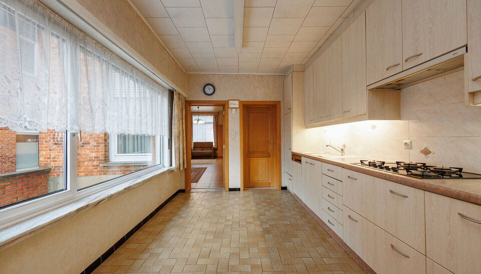 Vrijstaande woning in het centrum van Zoersel op 644m² grond.
Gezellige leefruimte op keramische tegel en aansluitend een ruime eetkeuken met veel lichtinval. Verder zijn er op het gelijkvloers een ruime wasplaats, apart toilet en badkamer met een wastaf
