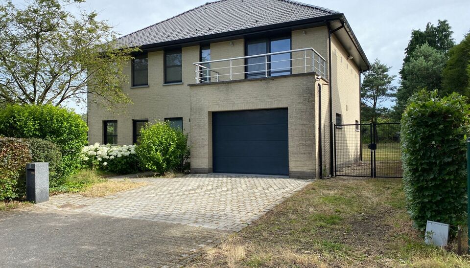 Net buiten de dorpskern Van Zoersel. Verzorgde eigentijdse villa. Inkom met gastentoilet, leefruimte in L-vorm (ca57m²)  met open keuken en via de grote raampartijen zicht en toegang tot de tuin. Bijkeuken/wasplaats (ca8m²) en aansluitend de inpandige g