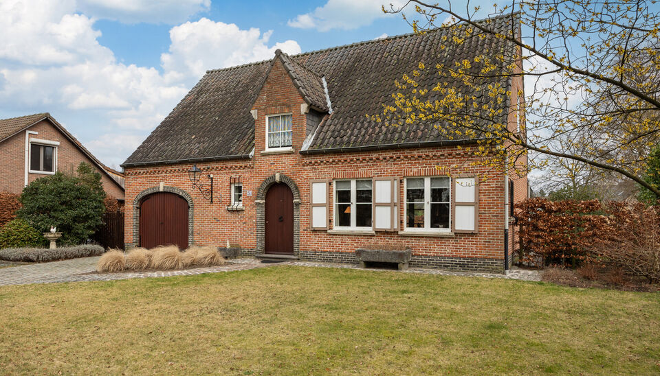 Deze villa is gelegen net buiten de dorpskern van Halle.
Ruime inkom met vestiaire en gastentoilet. De leefruimte (ca 43m²) heeft een echte Boomse tegelvloer en statige openhaard. Aansluitend hebben we de keuken met doorgang naar de inpandige garage/wasp